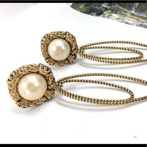 Vtg  cc logo Chanel faux Pearl  clip on earrings.